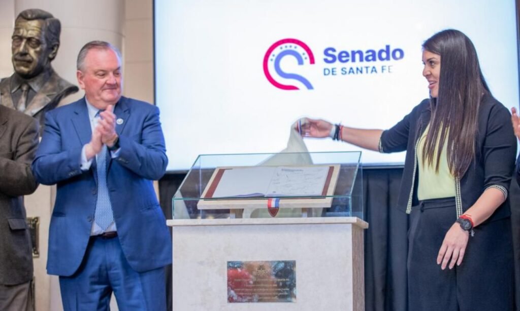 Durante el acto, se descubrió un monolito que resguarda el ejemplar original de la Constitución de Santa Fe, sancionada el 10 de septiembre de 2025.
