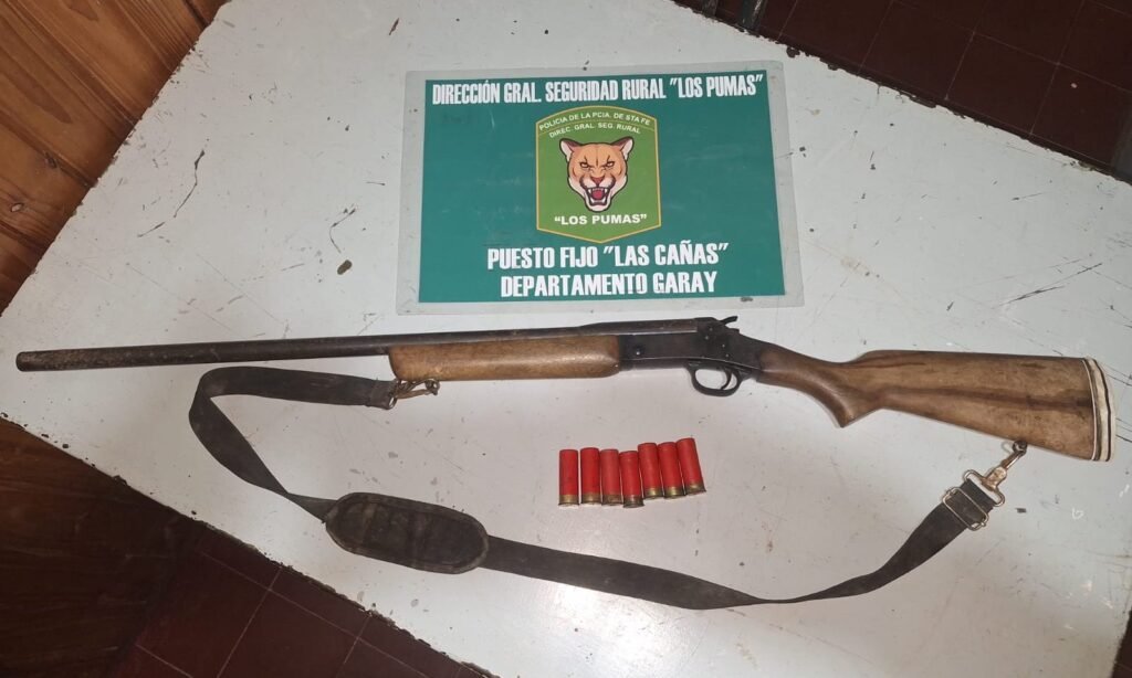 Escopeta calibre 12 y cartuchos secuestrados por la Guardia Rural Los Pumas durante un operativo de control en la zona de islas del departamento Garay. Foto: Los Pumas.