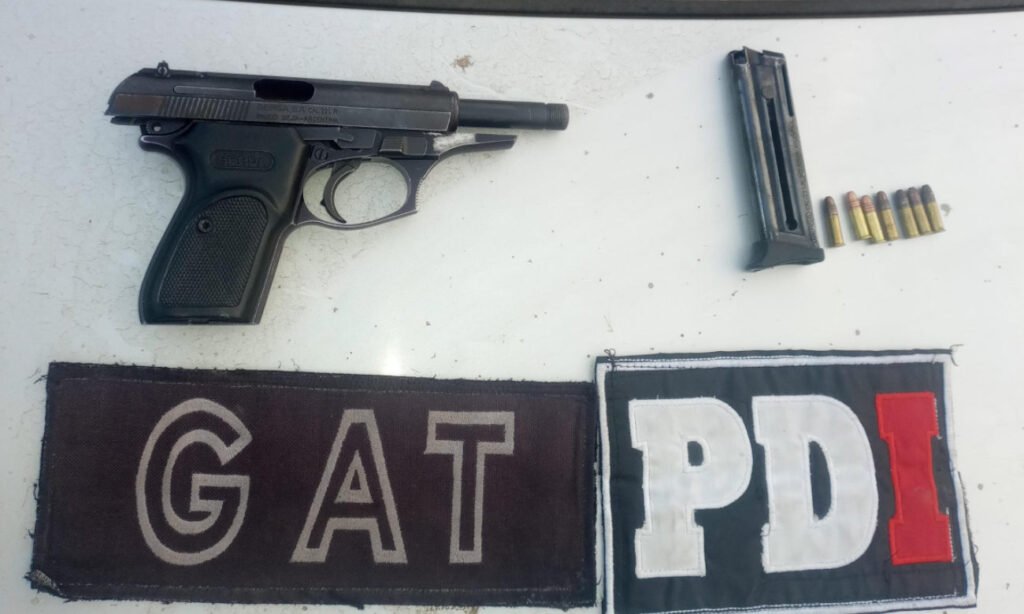 Una de las armas de fuego secuestradas por la Policía de Investigaciones (PDI) durante los allanamientos realizados en el norte de la ciudad de Santa Fe.