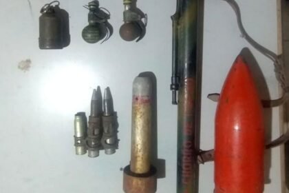 Material de artillería y explosivos hallados en el oeste de la ciudad de Santa Fe. Foto: Fuentes policiales.