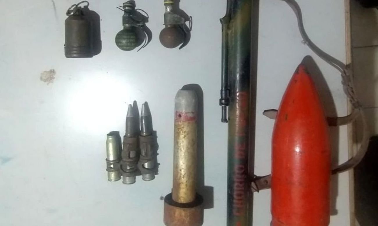 Material de artillería y explosivos hallados en el oeste de la ciudad de Santa Fe. Foto: Fuentes policiales.