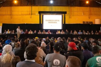 Integrantes de ASOEM participaron de la Asamblea Anual Ordinaria en la que se aprobó por unanimidad el balance correspondiente a 2025. Foto: ASOEM.
