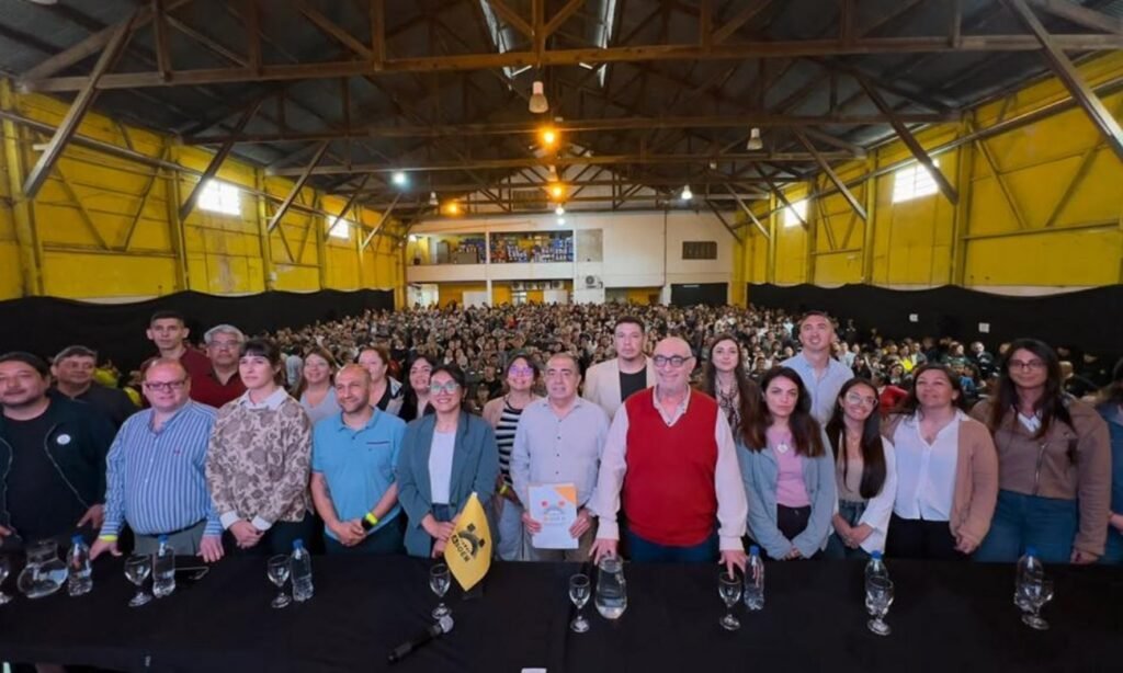 El secretario general de ASOEM, Juan R. Medina, junto a integrantes de la Comisión Directiva durante la Asamblea Anual Ordinaria en la que se aprobó el balance 2025. Foto: ASOEM.