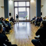 Reunión de coordinación entre funcionarios municipales, representantes de ASOEM y trabajadores de distintas áreas para fortalecer las tareas de prevención ante posibles emergencias hídricas en Santa Fe. Foto: Municipalidad de Santa Fe.