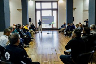 Reunión de coordinación entre funcionarios municipales, representantes de ASOEM y trabajadores de distintas áreas para fortalecer las tareas de prevención ante posibles emergencias hídricas en Santa Fe. Foto: Municipalidad de Santa Fe.