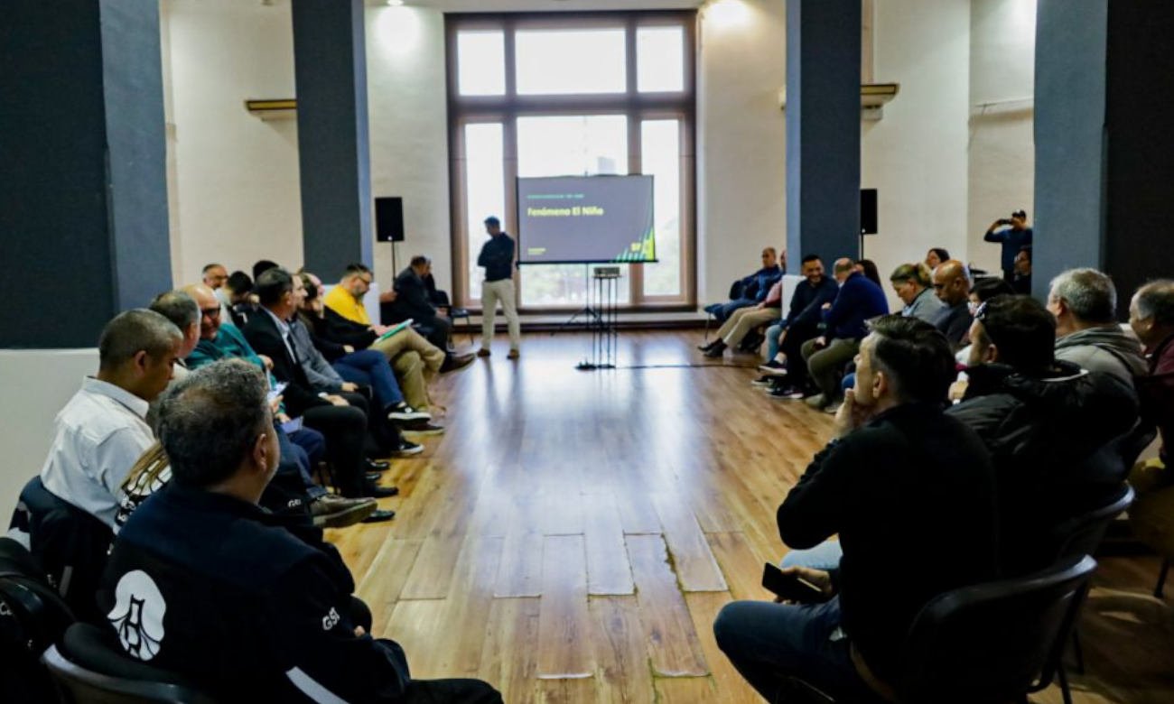 Reunión de coordinación entre funcionarios municipales, representantes de ASOEM y trabajadores de distintas áreas para fortalecer las tareas de prevención ante posibles emergencias hídricas en Santa Fe. Foto: Municipalidad de Santa Fe.