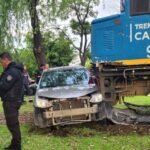 El Toyota Etios sufrió importantes daños tras ser embestido por un tren de cargas en el cruce de Vélez Sarsfield y Salvador del Carril, en la ciudad de Santa Fe. Foto: Gentileza.