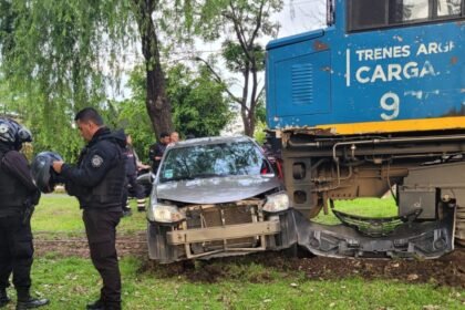 El Toyota Etios sufrió importantes daños tras ser embestido por un tren de cargas en el cruce de Vélez Sarsfield y Salvador del Carril, en la ciudad de Santa Fe. Foto: Gentileza.