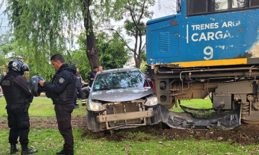 El Toyota Etios sufrió importantes daños tras ser embestido por un tren de cargas en el cruce de Vélez Sarsfield y Salvador del Carril, en la ciudad de Santa Fe. Foto: Gentileza.