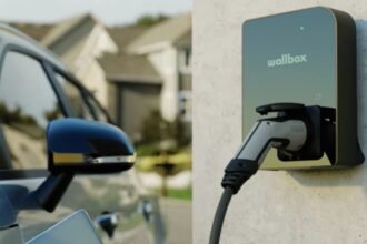 Un vehículo eléctrico durante el proceso de carga. La incorporación de infraestructura será clave para acompañar el crecimiento de la movilidad eléctrica. Foto: archivo.