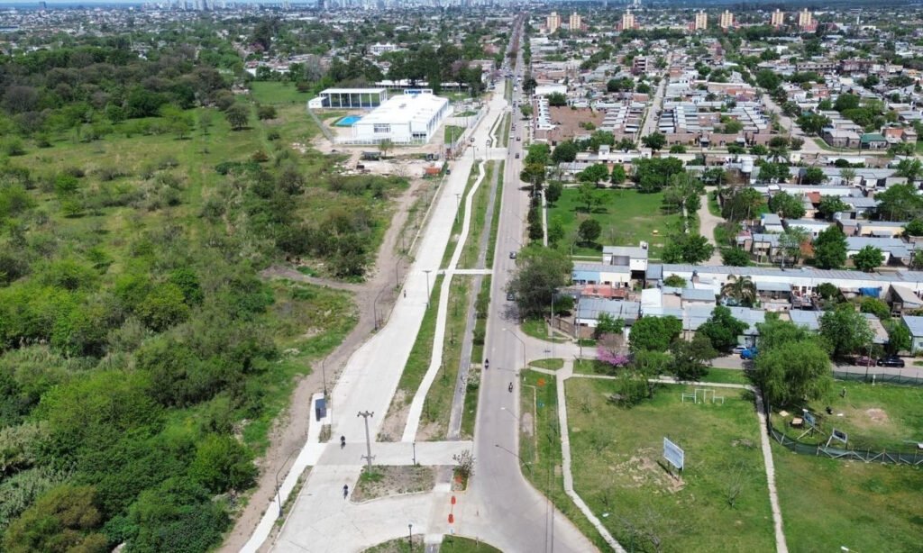 Avenida Peñaloza: Avenida Peñaloza, en el norte de la ciudad de Santa Fe, una de las arterias clave para la conectividad y la circulación urbana.