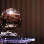 El Balón de Oro, el prestigioso premio que reconoce a los mejores futbolistas del mundo por su rendimiento individual y colectivo.