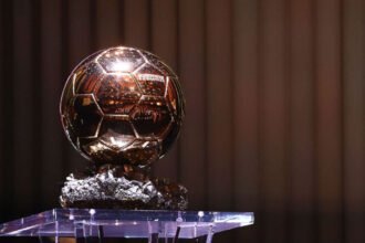 El Balón de Oro, el prestigioso premio que reconoce a los mejores futbolistas del mundo por su rendimiento individual y colectivo.