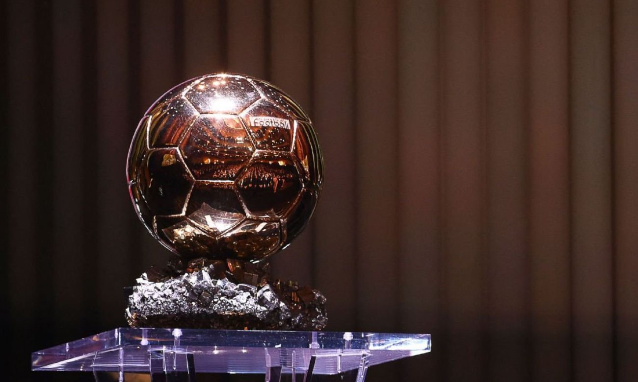 El Balón de Oro, el prestigioso premio que reconoce a los mejores futbolistas del mundo por su rendimiento individual y colectivo.