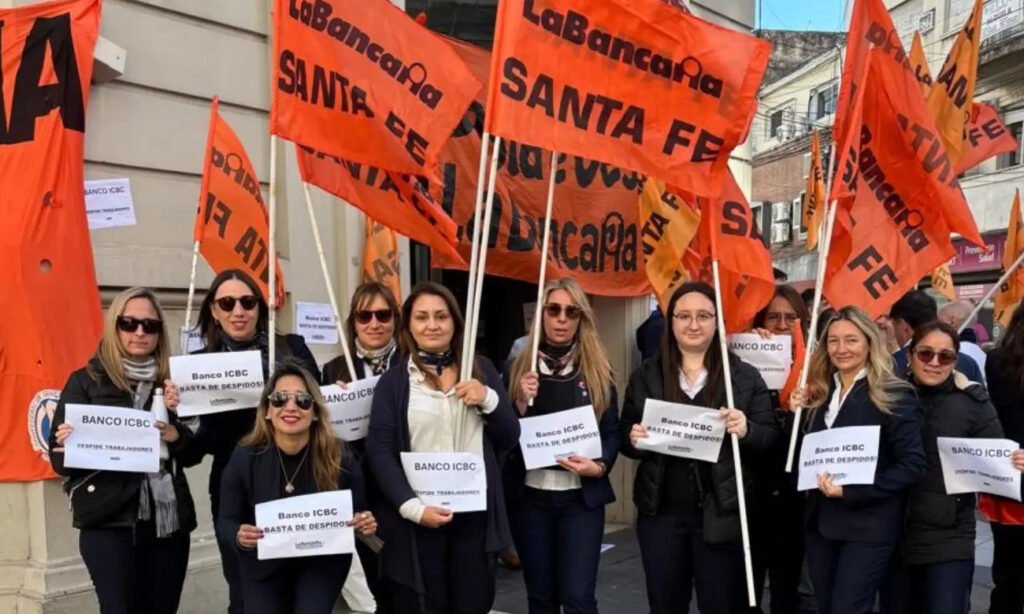 Reclamo de La Bancaria en Santa Fe: la medida de acción gremial se realizó en la zona de 25 de Mayo y Tucumán, donde el sindicato expresó su rechazo a la desvinculación y pidió la intervención del Ministerio de Trabajo provincial.