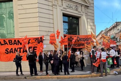1. Protesta gremial frente al ICBC: integrantes de la Asociación Bancaria se manifestaron en el microcentro de la ciudad de Santa Fe para reclamar la reincorporación de una trabajadora despedida.