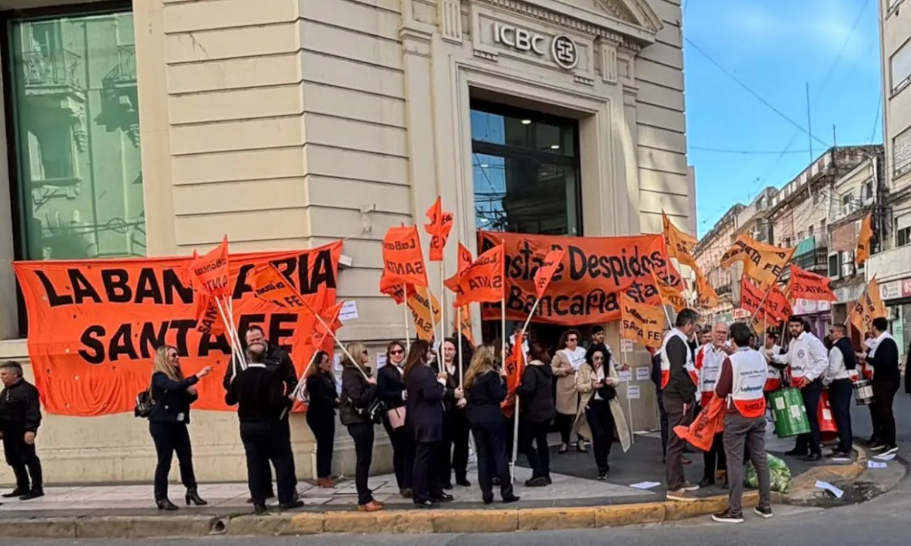 1. Protesta gremial frente al ICBC: integrantes de la Asociación Bancaria se manifestaron en el microcentro de la ciudad de Santa Fe para reclamar la reincorporación de una trabajadora despedida.