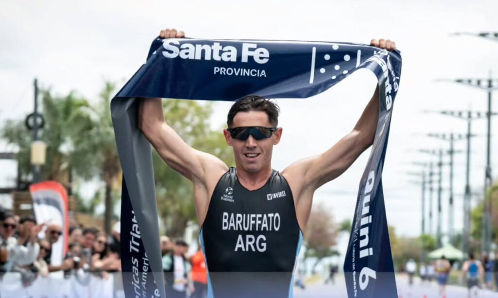 Tadeo Baruffato cruza la meta en el primer puesto y se consagra ganador de la prueba élite masculina de la Copa Santa Fe de Triatlón, disputada en la Costanera Este.