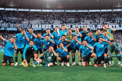 Los jugadores de Belgrano festejan la victoria ante Talleres tras el clásico cordobés por el Torneo Clausura.