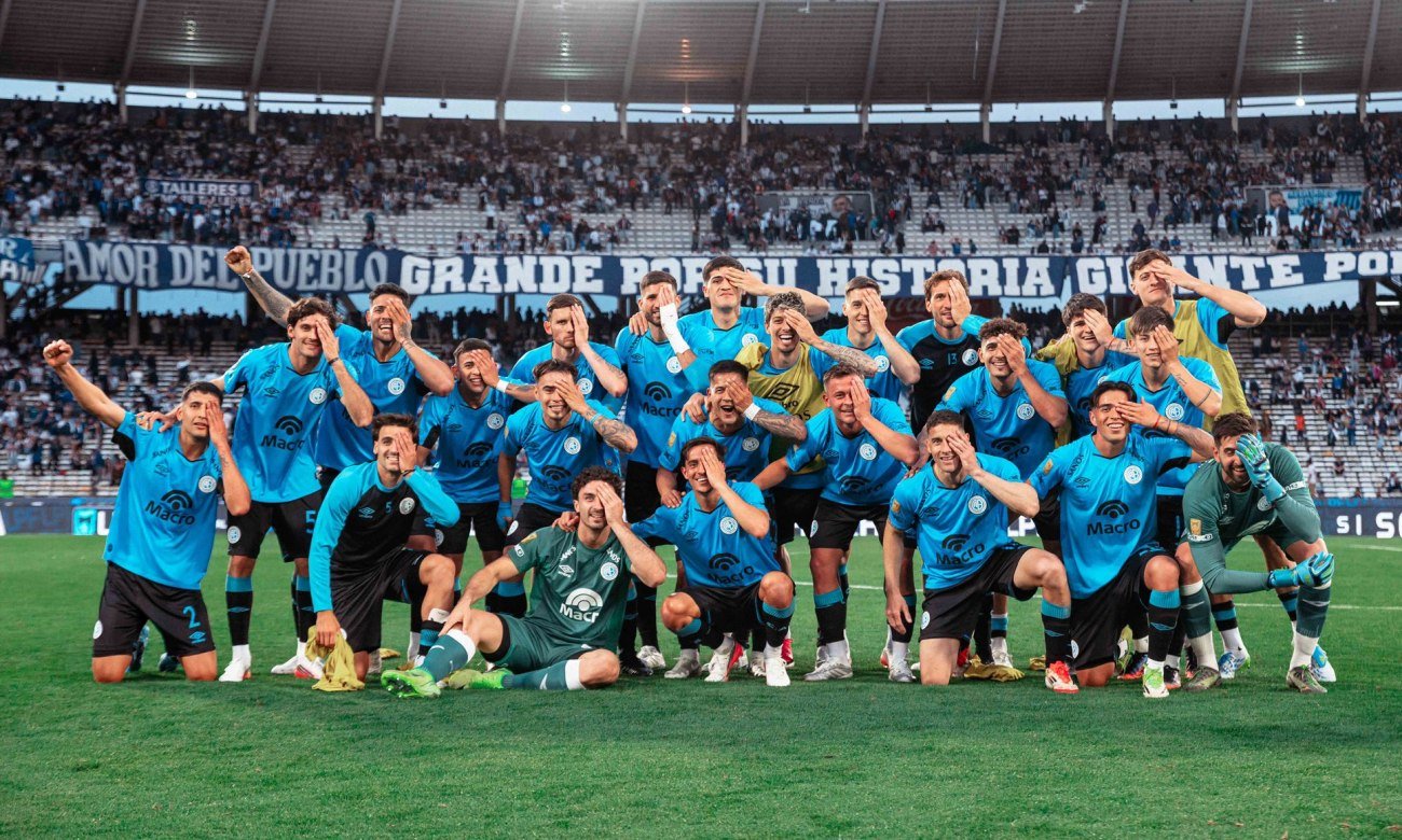 Los jugadores de Belgrano festejan la victoria ante Talleres tras el clásico cordobés por el Torneo Clausura.