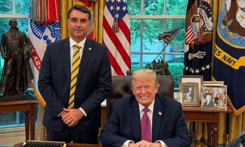 Donald Trump y Flávio Bolsonaro durante un encuentro político. Foto de archivo.