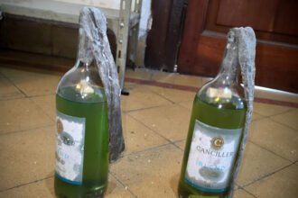 Los dos artefactos de fabricación casera secuestrados durante el operativo serían compatibles con bombas molotov. Foto: fuentes policiales.
