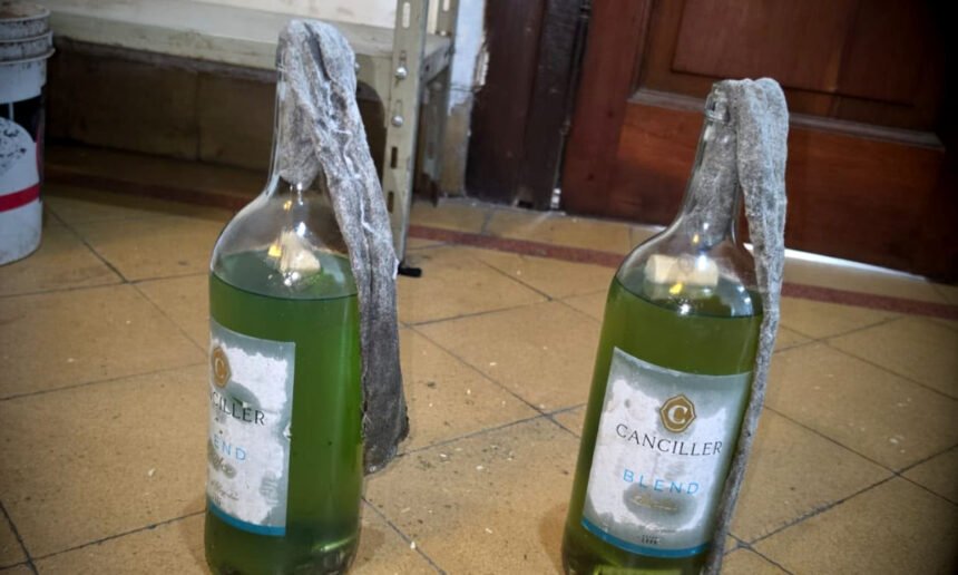 Los dos artefactos de fabricación casera secuestrados durante el operativo serían compatibles con bombas molotov. Foto: fuentes policiales.