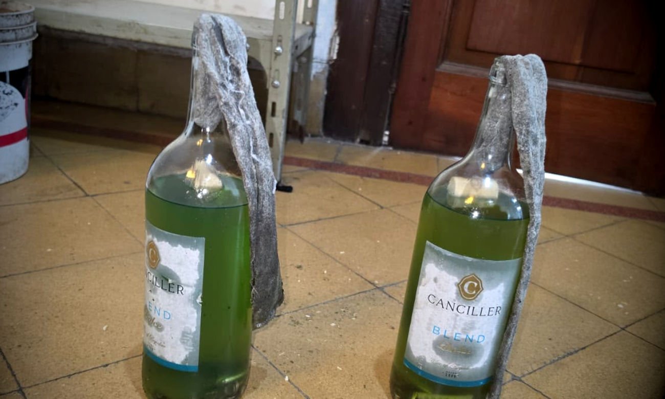 Los dos artefactos de fabricación casera secuestrados durante el operativo serían compatibles con bombas molotov. Foto: fuentes policiales.