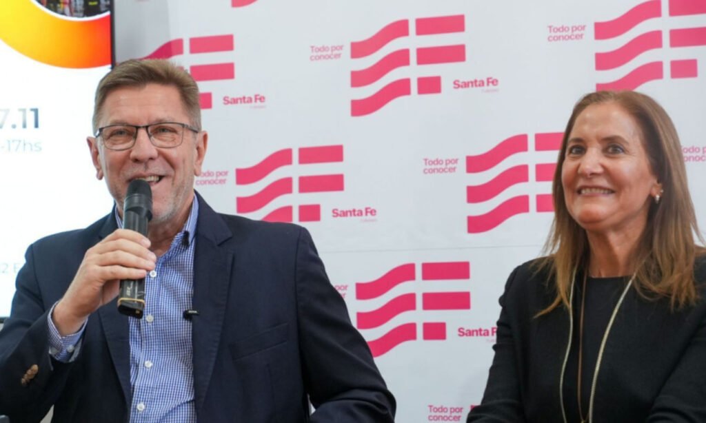 El senador Rodrigo Borla y la secretaria de Turismo provincial, Marcela Aeberhard, durante la presentación de la 12ª Fiesta de las Colectividades de San Justo. Foto: Gobierno de Santa Fe.