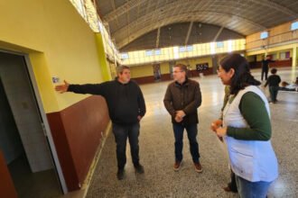 Autoridades recorrieron establecimientos educativos del departamento San Justo en el marco de la entrega de fondos destinados a obras de infraestructura.