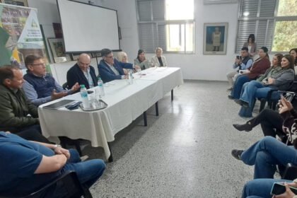 Autoridades provinciales, municipales y educativas durante una actividad institucional en San Justo.