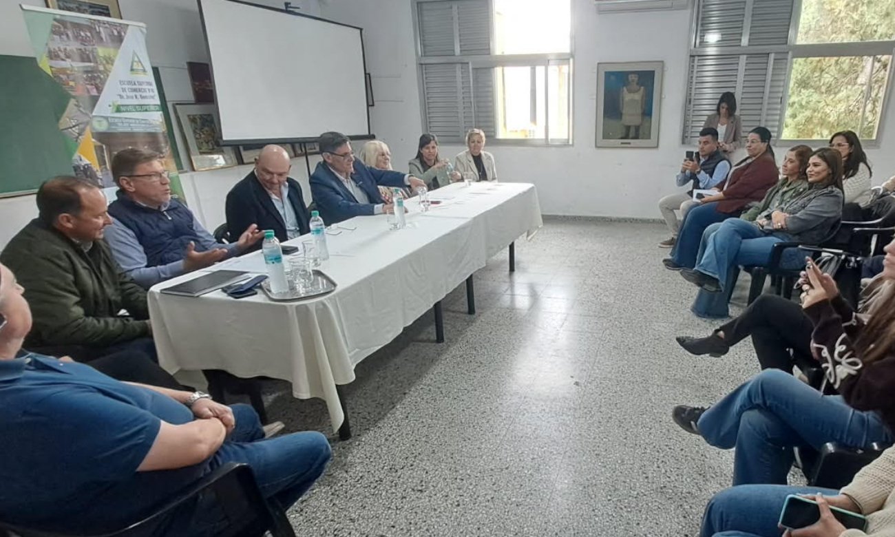 Autoridades provinciales, municipales y educativas durante una actividad institucional en San Justo.