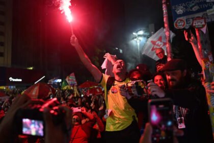 Brasileños celebran en las calles la victoria de Luiz Inácio Lula da Silva en el balotaje presidencial. Foto de archivo.