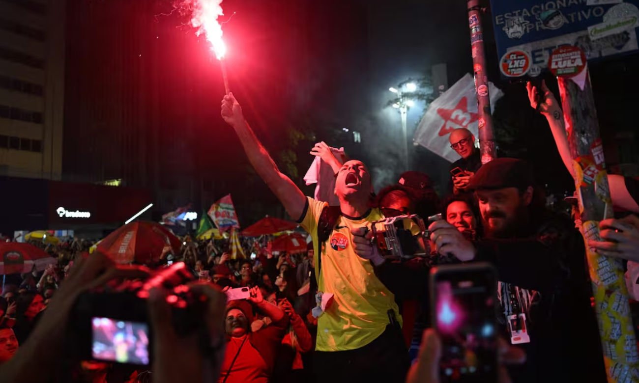 Brasileños celebran en las calles la victoria de Luiz Inácio Lula da Silva en el balotaje presidencial. Foto de archivo.