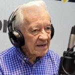 Roberto “Cacho” Galé durante su trayectoria en LT9, donde dejó una huella en la historia de la radiofonía santafesina. Foto de archivo.