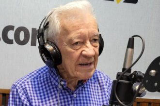 Roberto “Cacho” Galé durante su trayectoria en LT9, donde dejó una huella en la historia de la radiofonía santafesina. Foto de archivo.