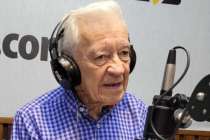 Roberto “Cacho” Galé durante su trayectoria en LT9, donde dejó una huella en la historia de la radiofonía santafesina. Foto de archivo.