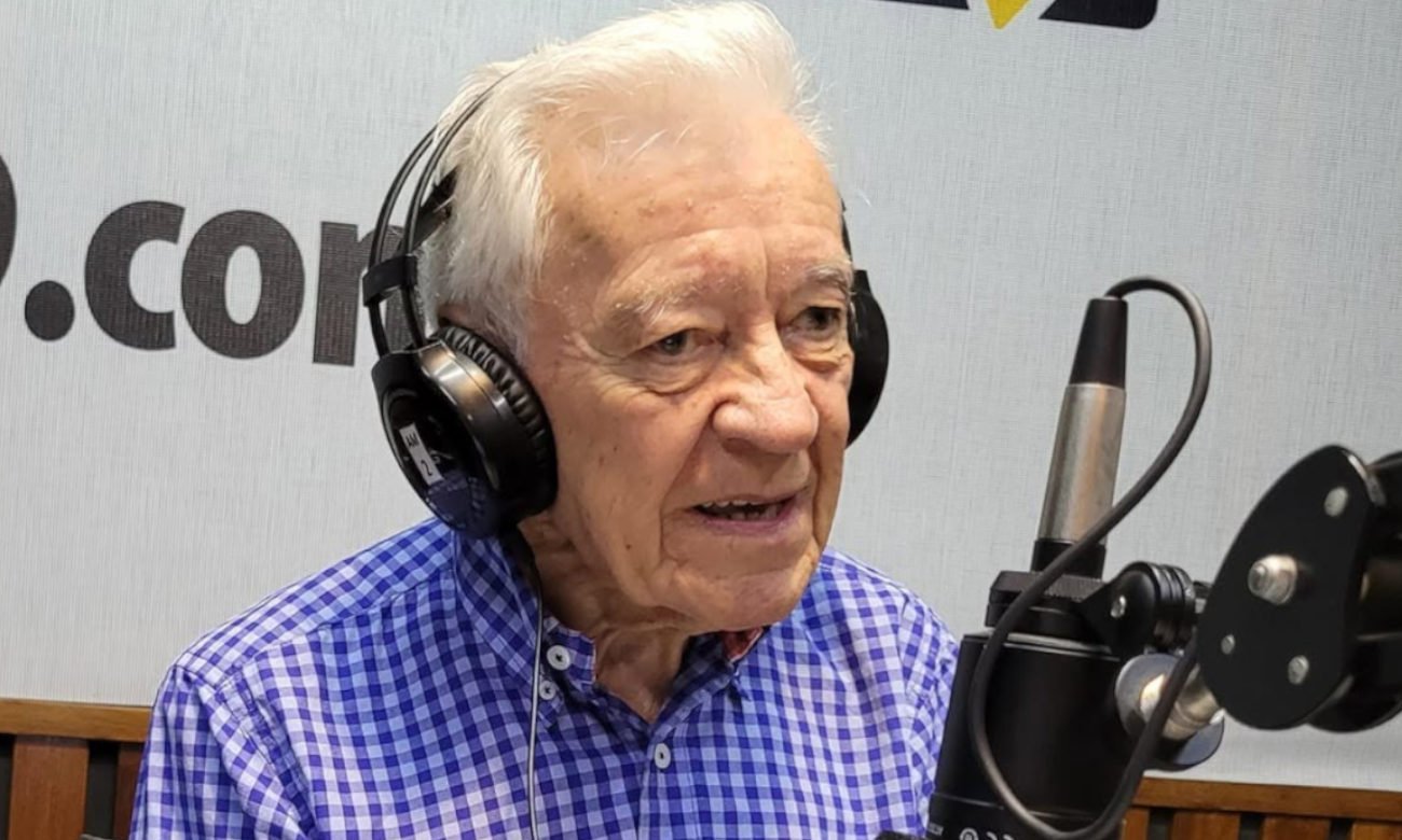 Roberto “Cacho” Galé durante su trayectoria en LT9, donde dejó una huella en la historia de la radiofonía santafesina. Foto de archivo.