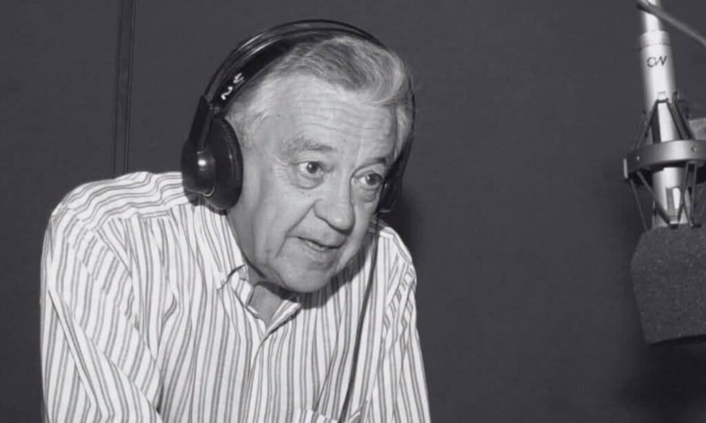 Roberto “Cacho” Galé durante una de sus últimas etapas en la radio, donde dejó una huella en la historia de LT9 y de la comunicación santafesina.
