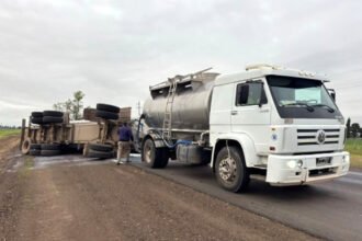 Vuelco de un camión cisterna sobre la Ruta Provincial 23, cerca de San Guillermo. Foto: Gentileza.