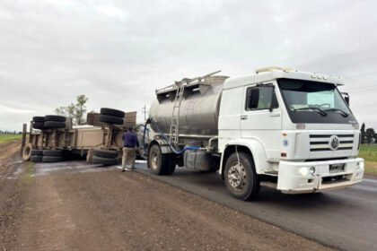 Vuelco de un camión cisterna sobre la Ruta Provincial 23, cerca de San Guillermo. Foto: Gentileza.