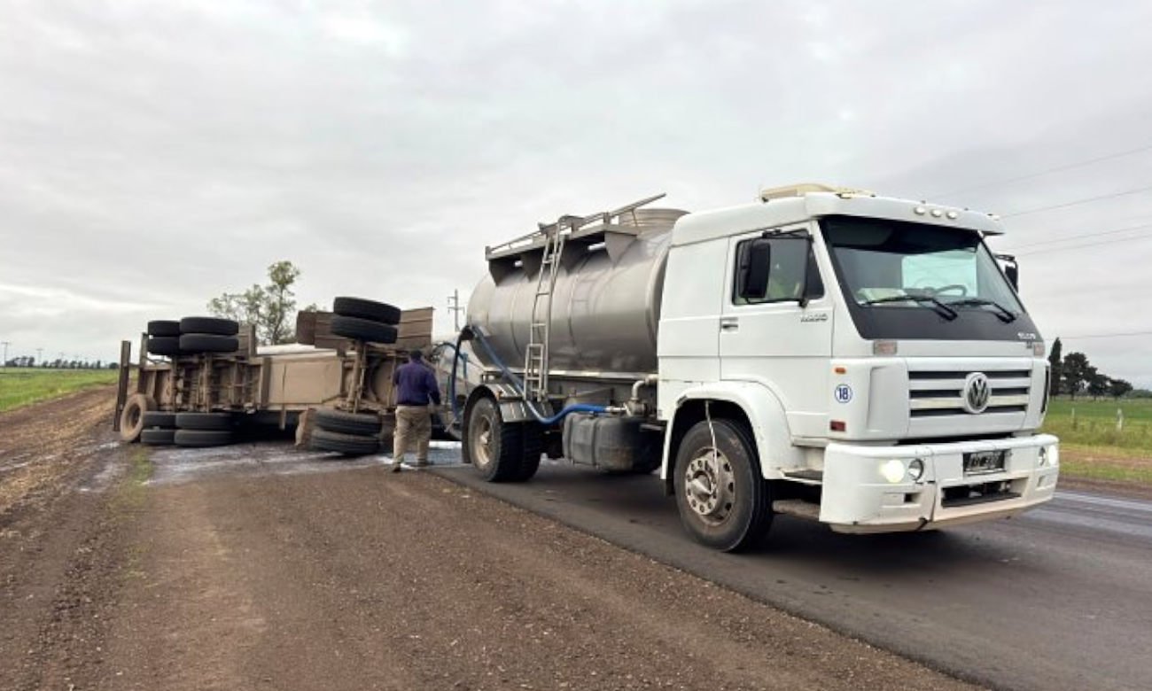 Vuelco de un camión cisterna sobre la Ruta Provincial 23, cerca de San Guillermo. Foto: Gentileza.