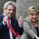 Luis Caputo, ministro de Economía de Argentina, junto a Kristalina Georgieva, directora gerente del Fondo Monetario Internacional (FMI). Foto de archivo.