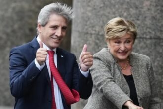 Luis Caputo, ministro de Economía de Argentina, junto a Kristalina Georgieva, directora gerente del Fondo Monetario Internacional (FMI). Foto de archivo.