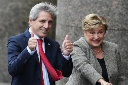 Luis Caputo, ministro de Economía de Argentina, junto a Kristalina Georgieva, directora gerente del Fondo Monetario Internacional (FMI). Foto de archivo.