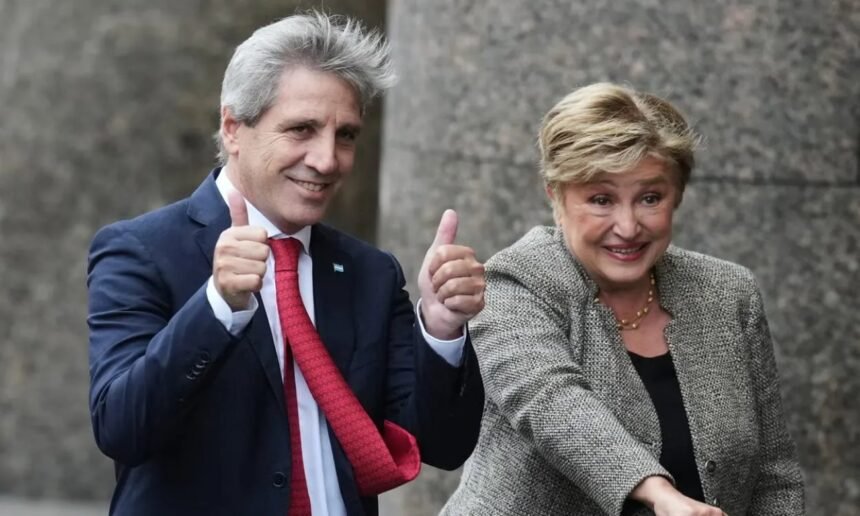 Luis Caputo, ministro de Economía de Argentina, junto a Kristalina Georgieva, directora gerente del Fondo Monetario Internacional (FMI). Foto de archivo.