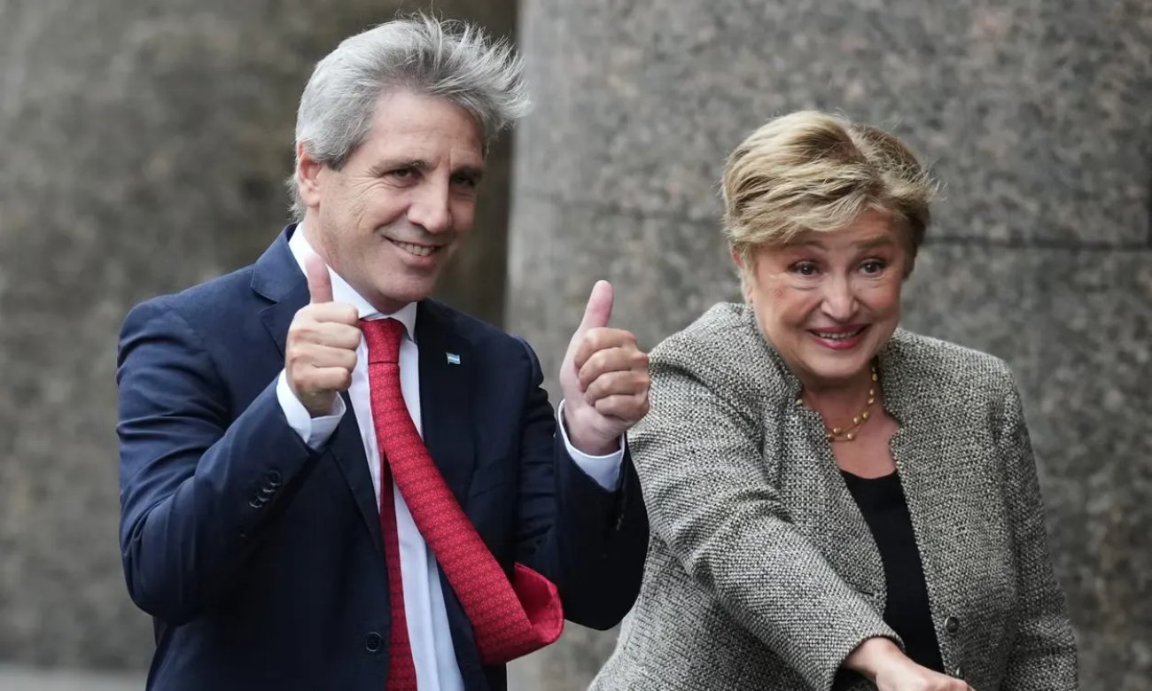 Luis Caputo, ministro de Economía de Argentina, junto a Kristalina Georgieva, directora gerente del Fondo Monetario Internacional (FMI). Foto de archivo.