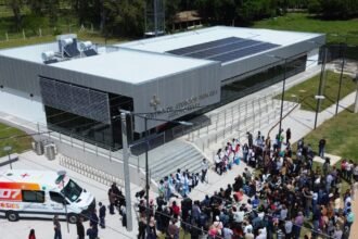 El nuevo Centro de Salud N° 13 de Arroyo Leyes cuenta con más de 600 metros cuadrados cubiertos y 136 semicubiertos, destinados a mejorar la atención sanitaria.
