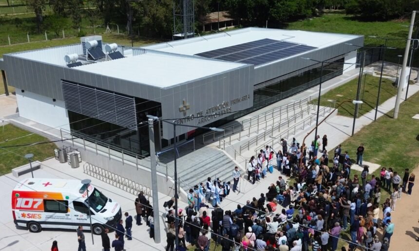El nuevo Centro de Salud N° 13 de Arroyo Leyes cuenta con más de 600 metros cuadrados cubiertos y 136 semicubiertos, destinados a mejorar la atención sanitaria.