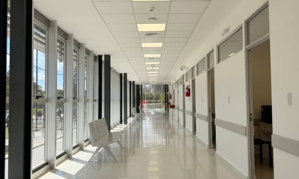 El establecimiento dispone de consultorios médicos y odontológicos, enfermería, farmacia, sala de observación y una base del SIES 107.
